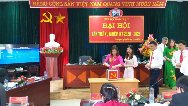 Đảng viên Chi bộ tham gia bỏ phiếu bầu các chức danh Chi bộ nhiệm kỳ 2020 - 2025