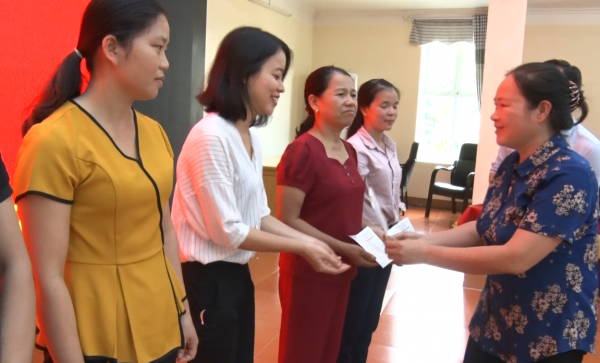 Đồng chí Lê Thị Kim Ngân - Phó bí thư thường trực huyện ủy, chủ tịch HĐND huyện trao giấy chứng nhận cho học viên