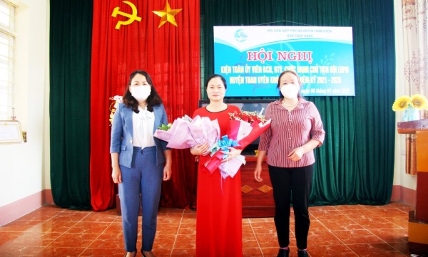 (Đồng chí Khoàng Thị Thanh Nga - Tỉnh ủy viên, Chủ tịch Hội LHPN tỉnh; đồng chí Lê Thị Kim Ngân - Phó Bí thư Thường trực Huyện ủy Than Uyên tặng hoa chúc mừng tân Chủ tịch Hội LHPN huyện khóa XVIII, nhiệm kỳ 2021-2026)