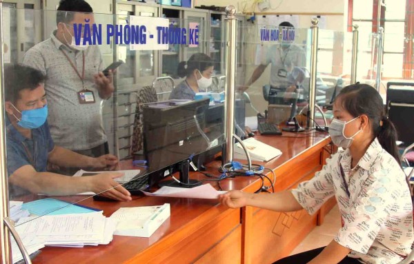 Cán bộ bộ phận “một cửa” xã Phúc Than trả kết quả cho người dân