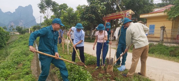 Lãnh đạo Đảng ủy, HĐND, UBND, UBMTTQVN và Lực lượng Dân quân xã Ta Gia tham gia trồng cây quanh trụ sở xã