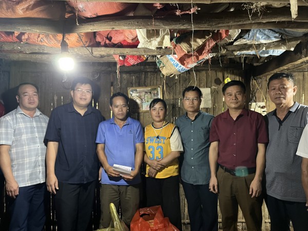Đoàn công tác của huyện Thăm hỏi, động viên gia đình người Mông tại bản Sắp Ngụa xã Phúc Than