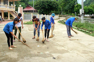 ĐVTN bản Lướt vệ sinh đường nội bản