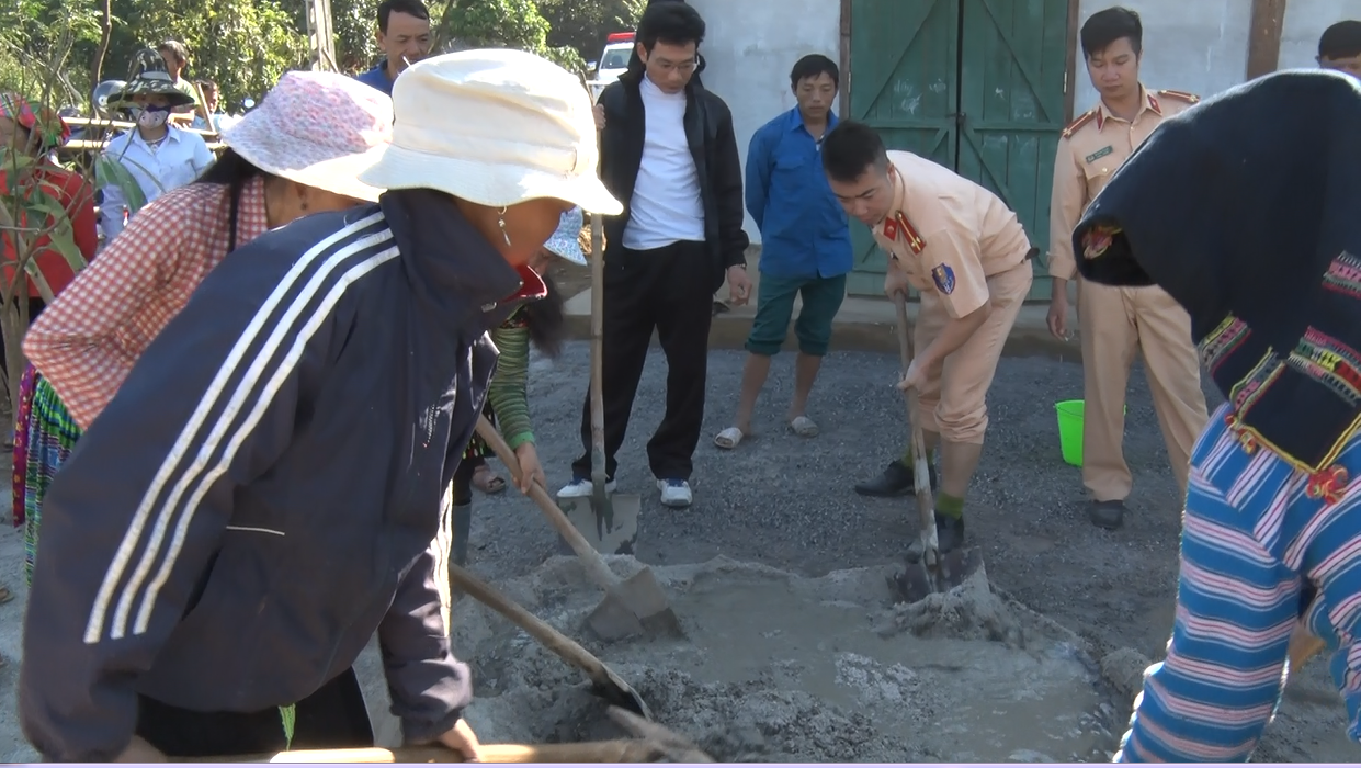 Các đ/c cảnh sát phòng cảnh sát CA tỉnh tham gia lao động cùng nhân dân