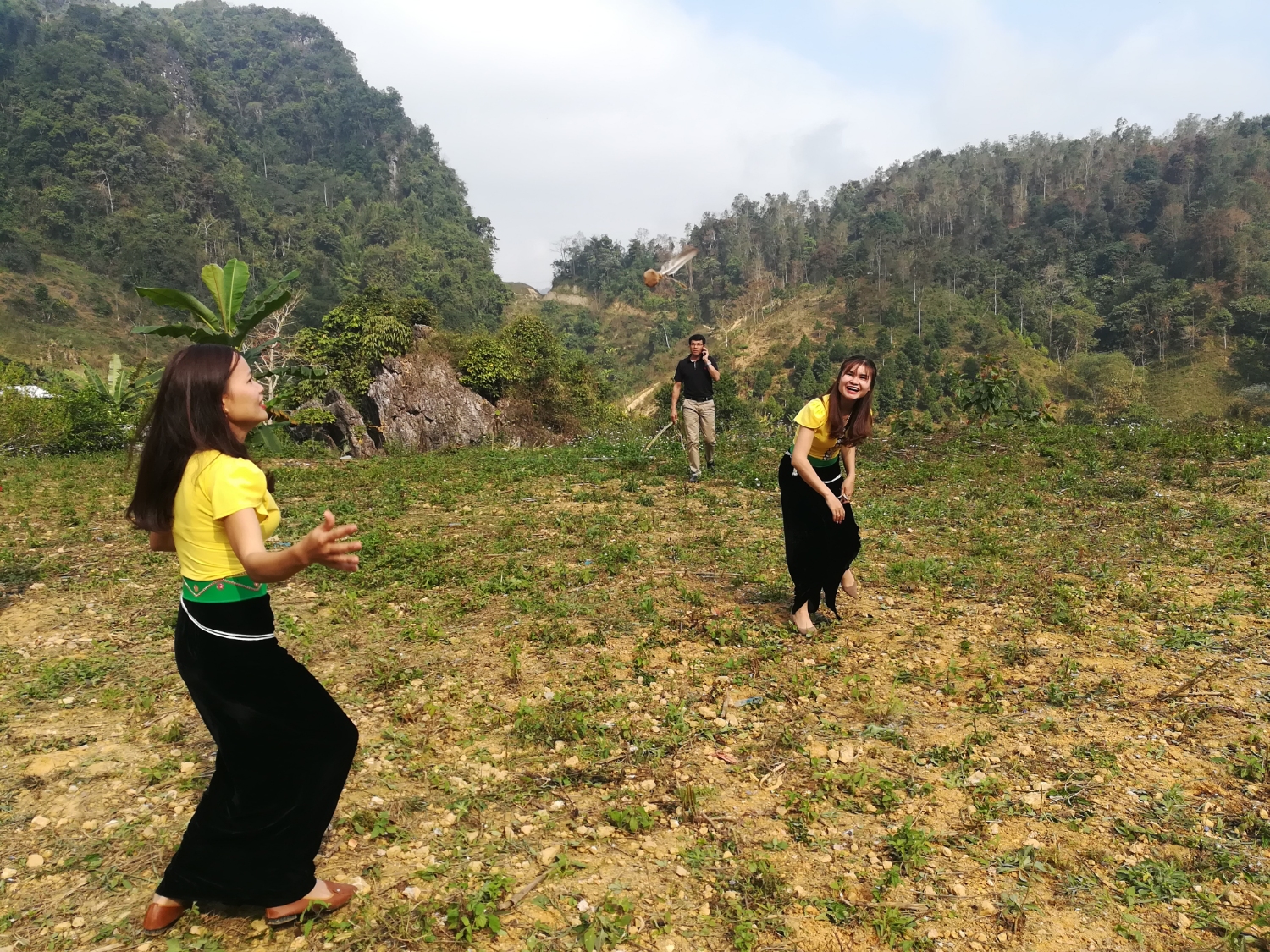 Các cô gái tham gia trò chơi đánh cầu lông gà