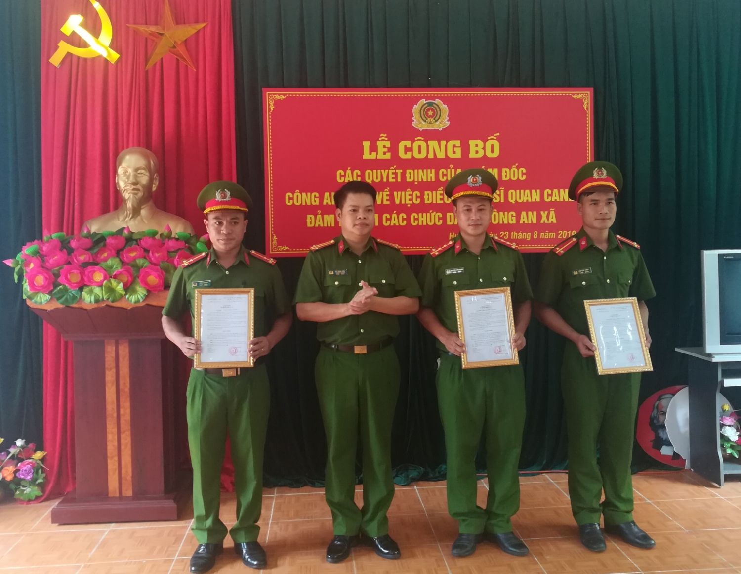 Lãnh đạo công an xổ số trực tuyến minh ngọc
 trao quyết định cho các đồng chí được điều động đến nhận công tác tại công an xã Hua Nà.