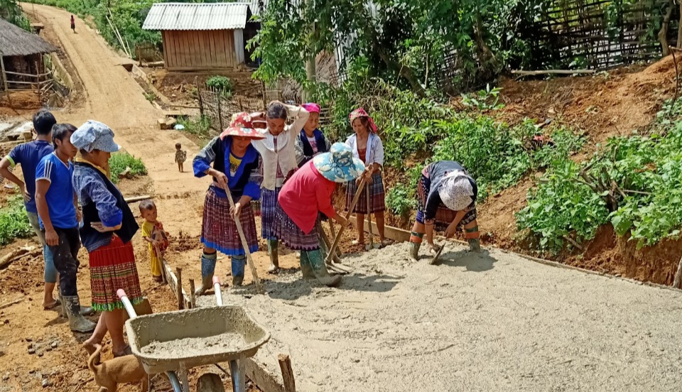 Nhân dân bản Noong Quài, xã Ta Gia làm đường nông thôn mới