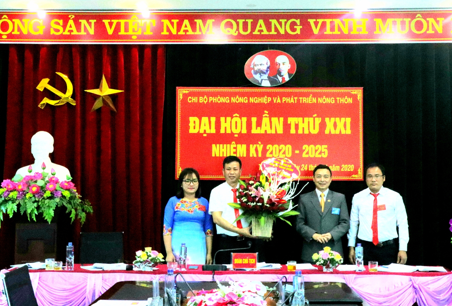 Đồng chí Phạm Văn Hải - UVBTV, Trưởng ban tổ chức huyện ủy tặng hoa chúc mừng đại hội