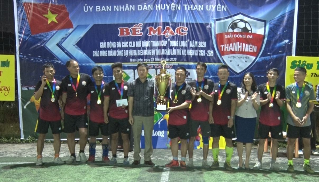 Đồng chí Trần Quang Chiến-Phó chủ tịch UBND huyện trao giải nhất cho đội FC 19h