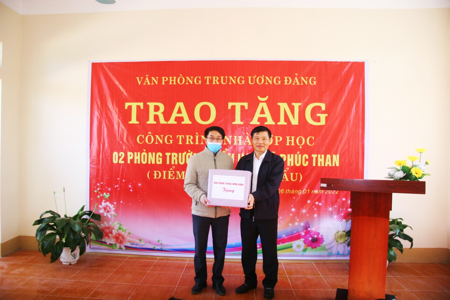 Trao máy chiếu cho nhà trường