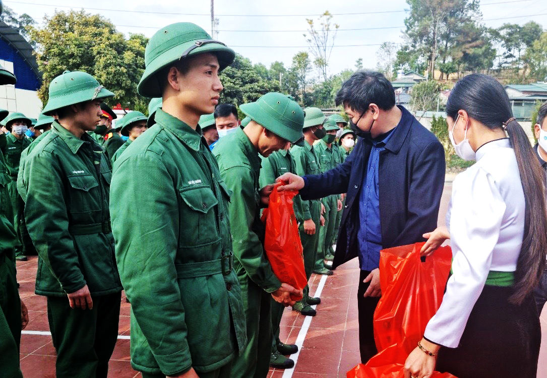 (Đồng chí Hoàng Hữu An – Tỉnh ủy viên, Bí thư Huyện ủy, Chủ tịch HĐND xổ số trực tuyến minh ngọc
 tặng quà cho các quân nhân)