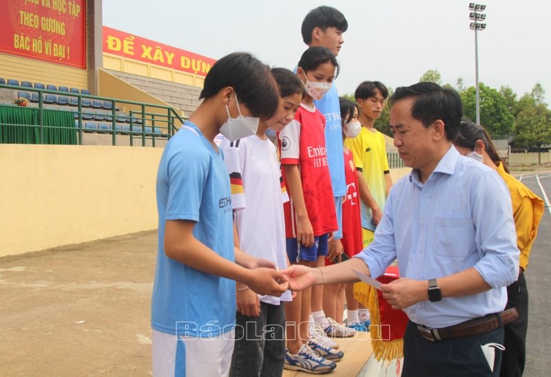 Đồng chí Trần Quang Chiến – Phó Chủ tịch UBND xổ số trực tuyến minh ngọc
, Trưởng Ban Tổ chức giải trao giải cho các vận động viên nam đoạt giải chạy việt dã cự ly 3.000m.