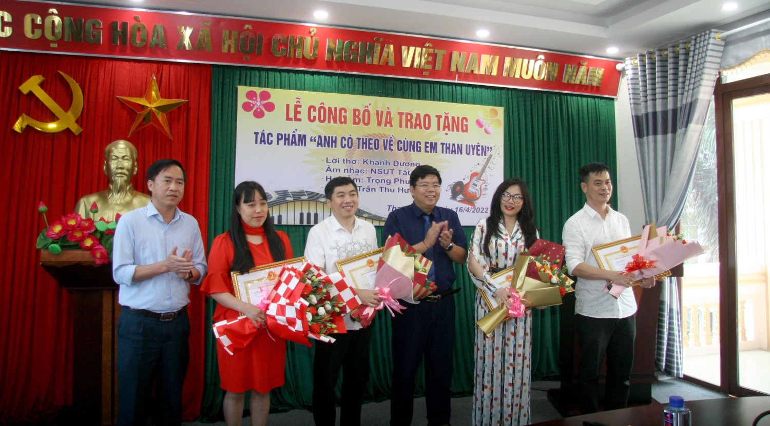 Lãnh đạo xổ số trực tuyến minh ngọc
 trao Giấy khen cho các cá nhân