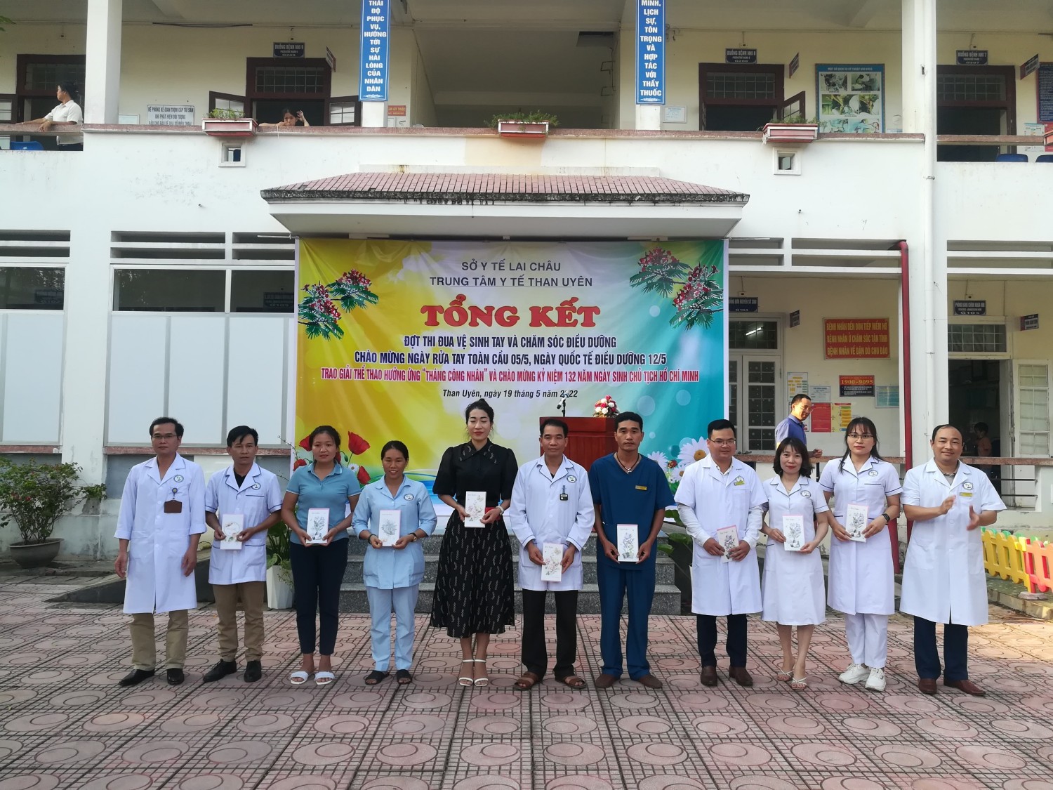 Lãnh đạo Trung tâm y tế xổ số trực tuyến minh ngọc
 tặng quà chúc mừng các điều dưỡng viên.