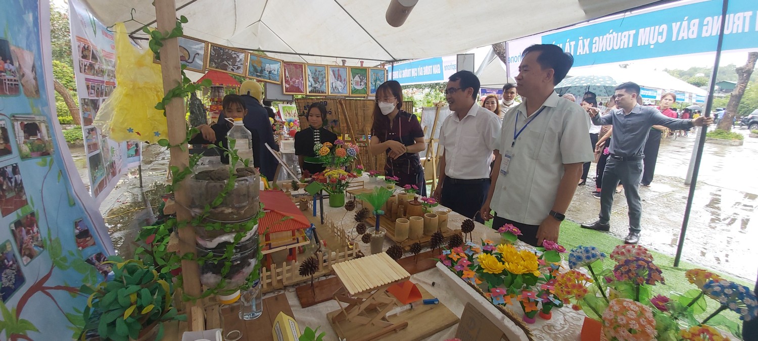 Lãnh đạo xổ số trực tuyến minh ngọc
, Sở GD-ĐT Lai Châu thăm quan các mô hình các cụm trường tham gia ngày hội