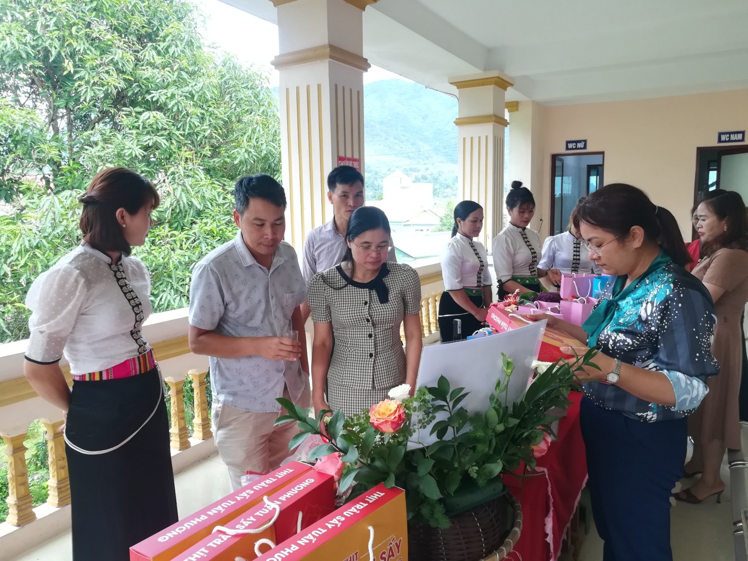 Thành viên Hội đồng  thăm quan sản phẩm tham gia đánh giá, phân hạng đợt 1