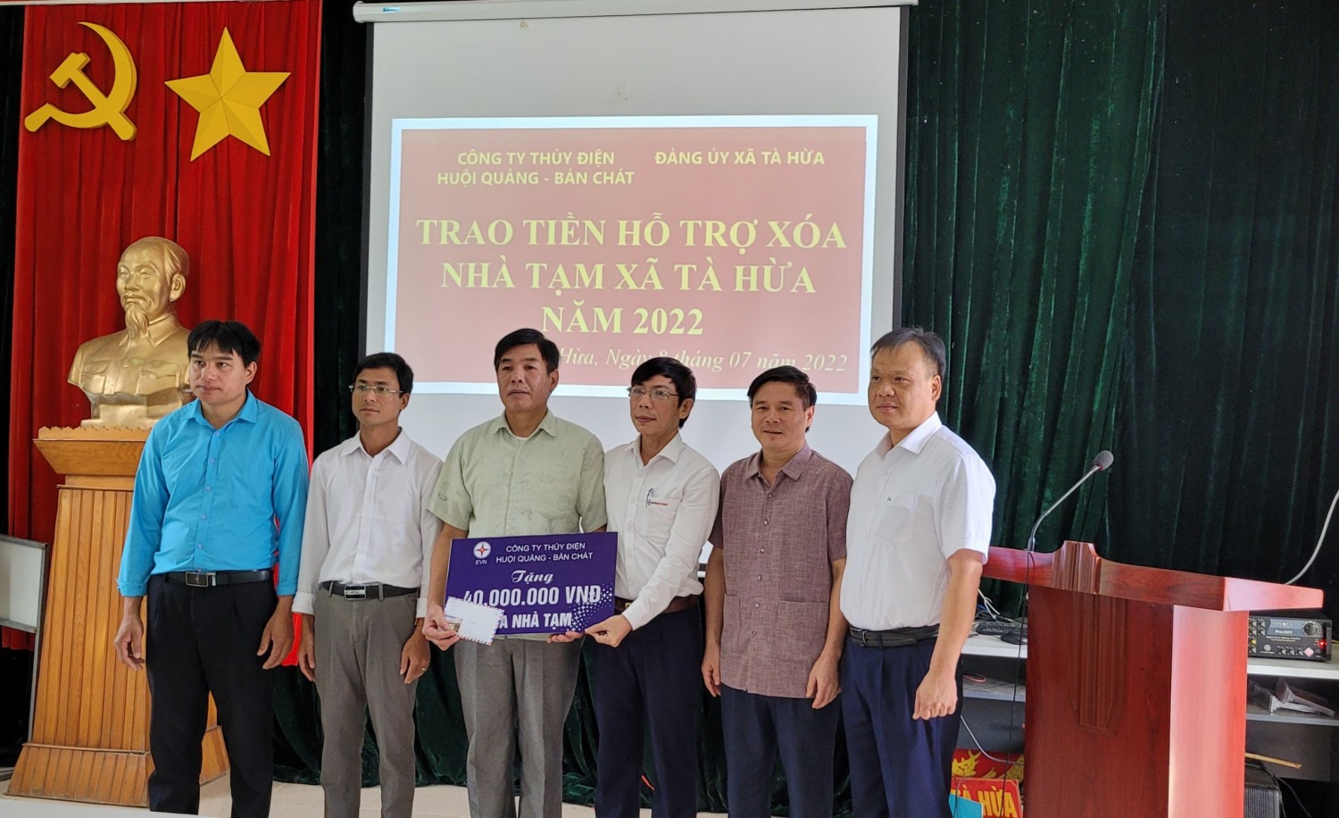 Lãnh đạo Công ty Thuỷ điện Huội Quảng-Bản Chát trao tiền hỗ trợ cho lãnh đạo xã Tà Hừa