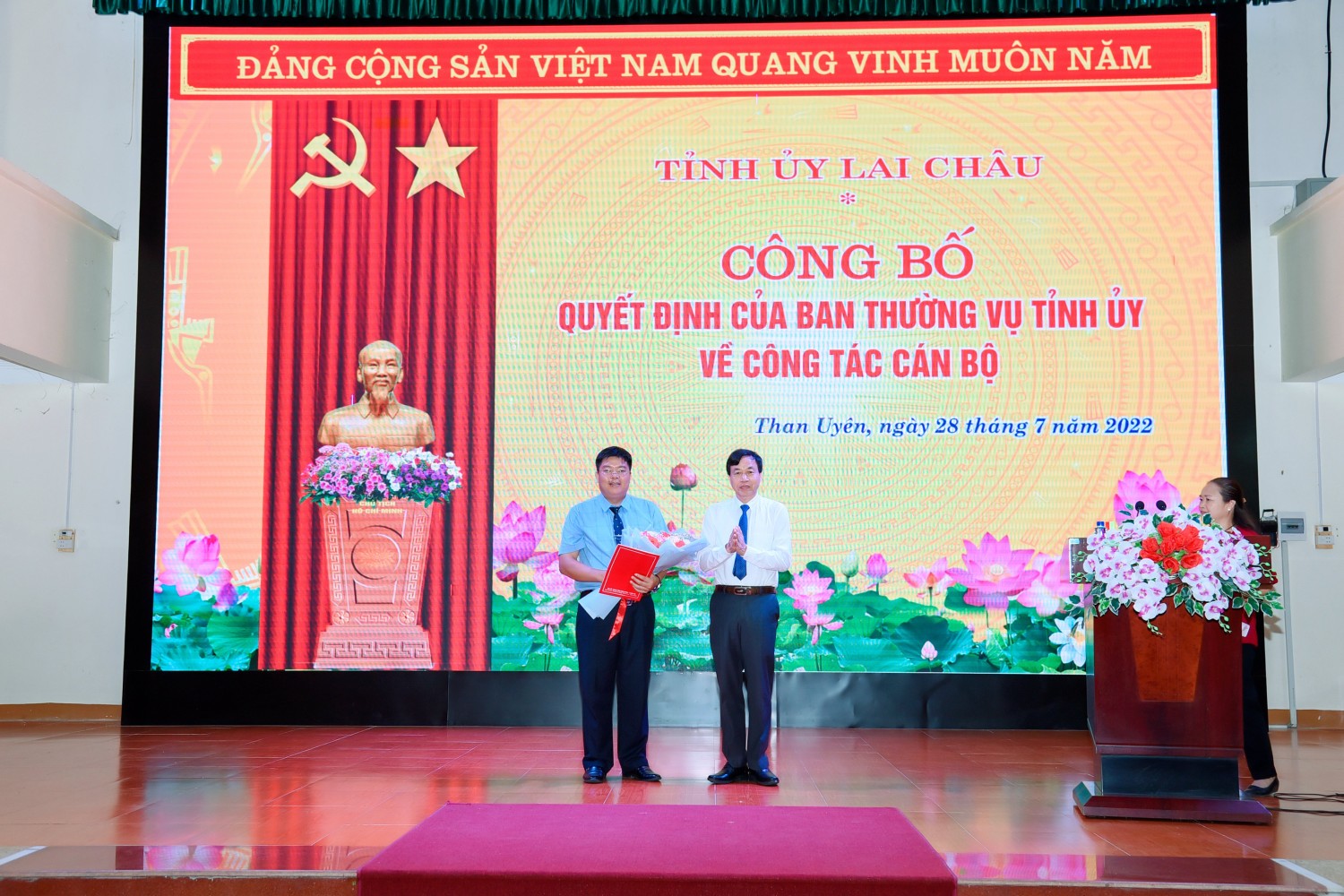 đồng chí Lê Văn Lương- Phó Bí thư thường trực Tỉnh ủy trao quyết định và tặng hoa chúc mừng đồng chí Lò Văn Hương.