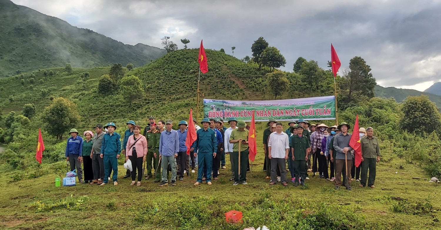 Đồng hành cùng nhân dân chăm sóc cây chè tại khu vực đồi chè Phiêng Mựt thuộc bản Mùi 2 xã Khoen On