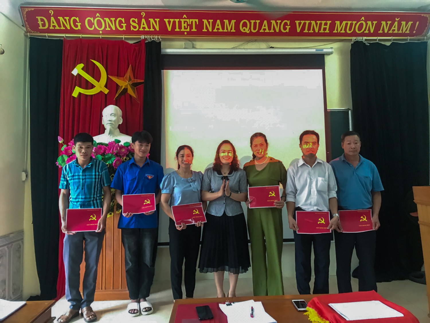 Lãnh đạo phòng Văn hoá và thông tin huyện trao giấy chứng nhận loại giỏi cho các học viên