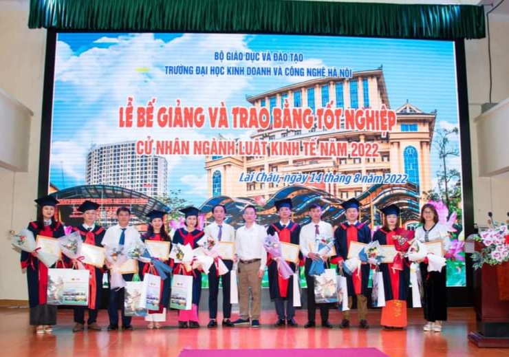 trao gk cho các học viên có thành tích cao