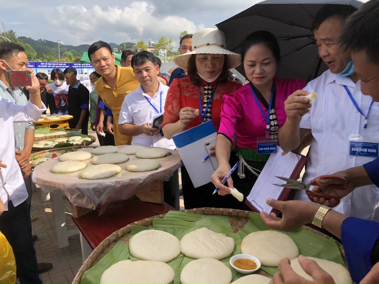 Sôi nổi phần thi giã bánh giày