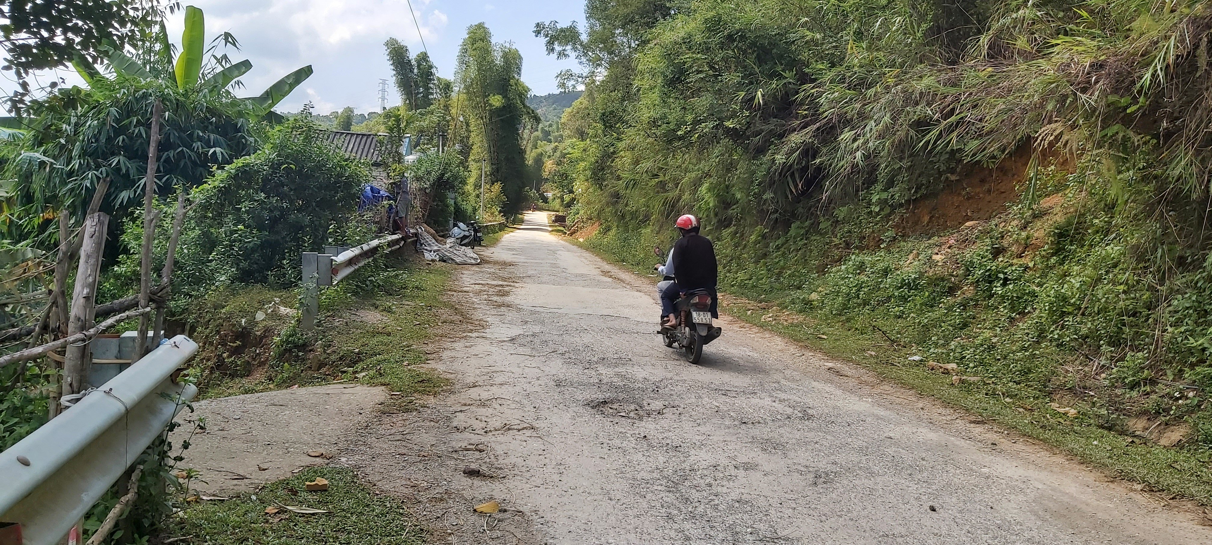 Tuyến đường giao thông bản Pù Quải 9xax Mường Cang) đi bản Thẩm Phé (xã Mường Kim)