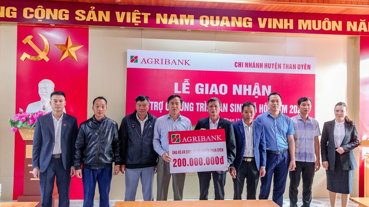 Lãnh đạo Agribank Chi nhánh xổ số trực tuyến minh ngọc
 trao 200 triệu đồng cho UBND huyện và các xã được nhận tài trợ.