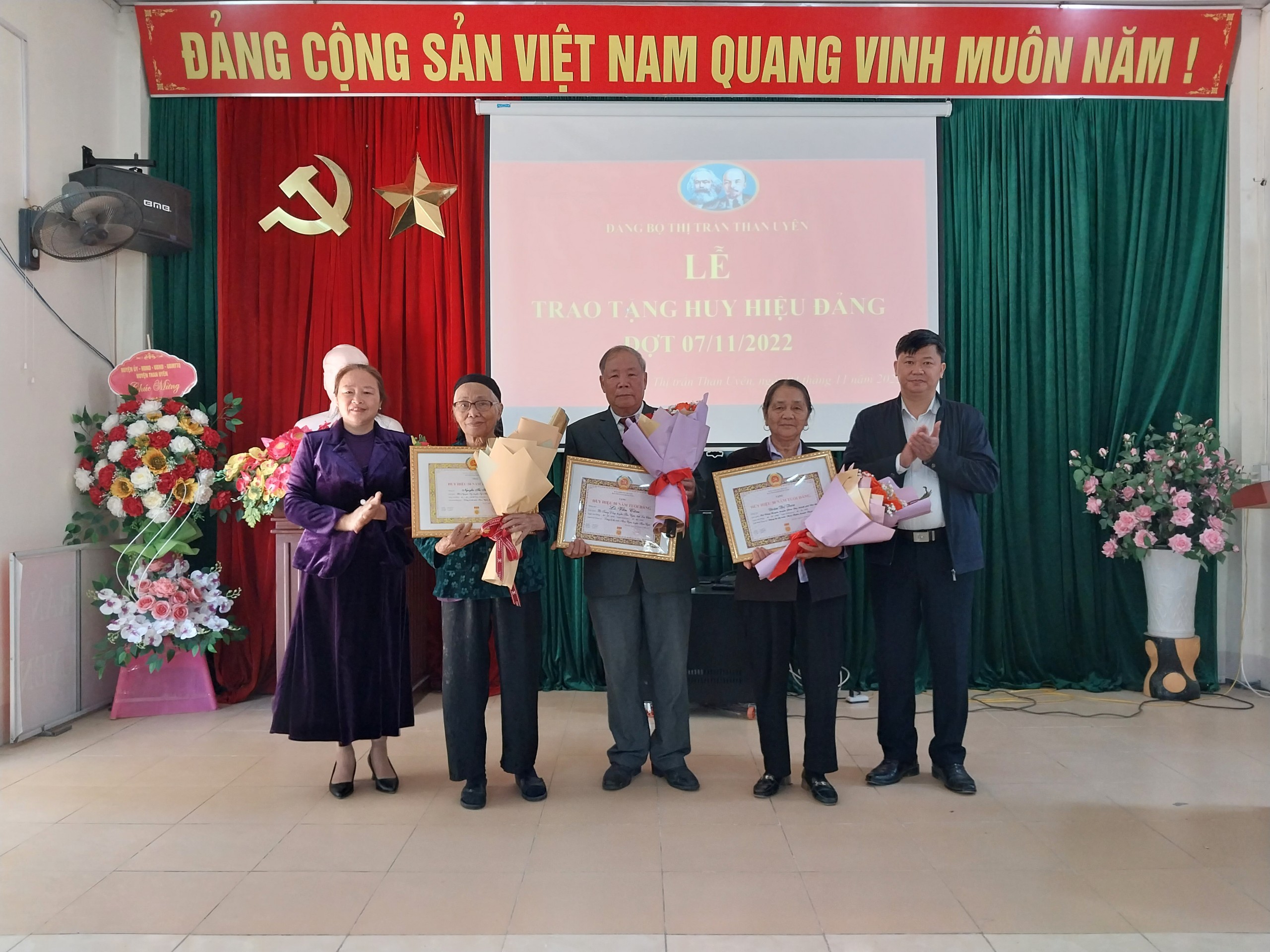 huy hiệu đảng 2