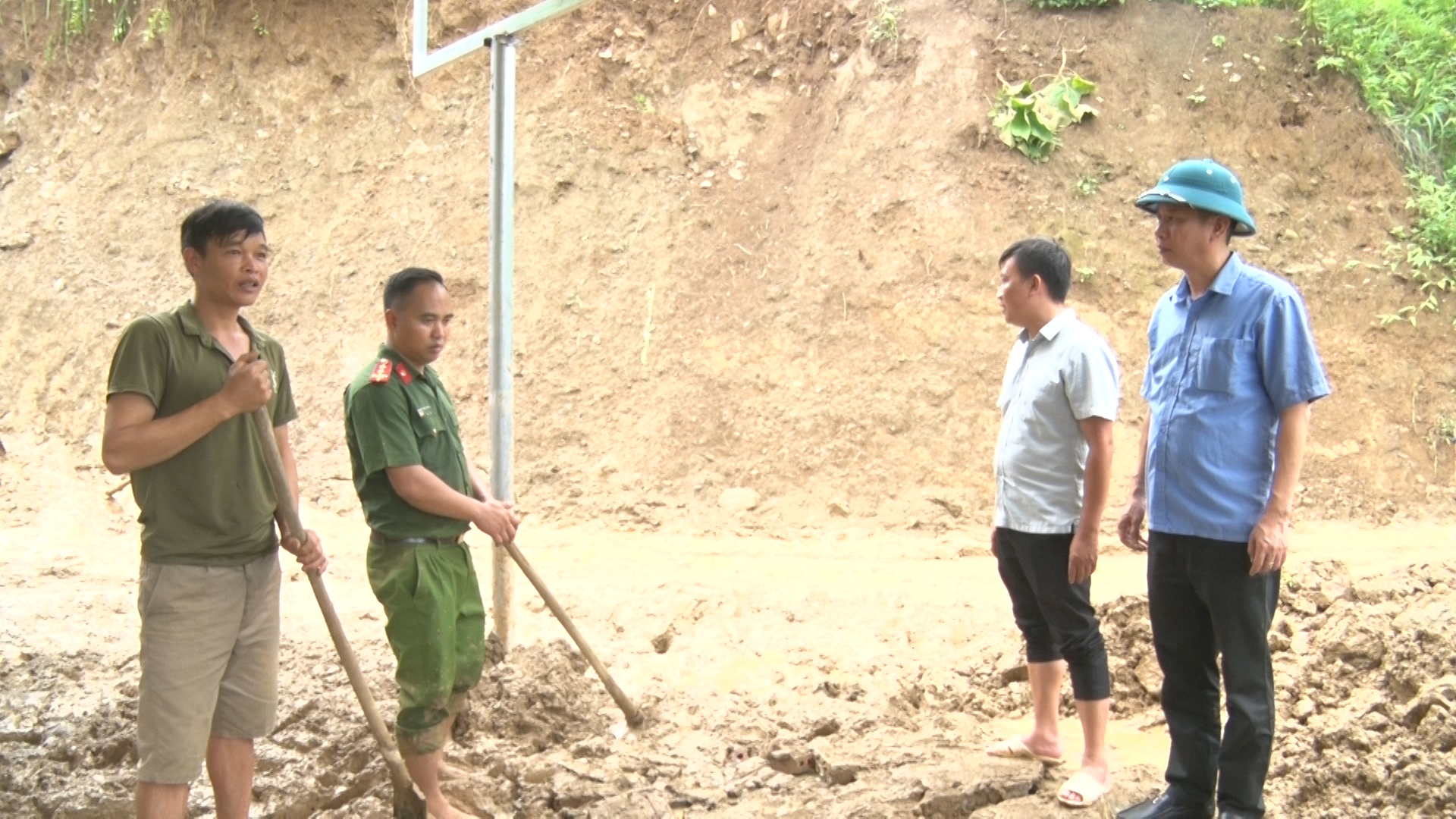 Đồng chí Nguyễn Văn Thăng - Ch?tịch UBND huyện ch?đạo công tác khắc phục mưa lũ tại xã Mường Kim