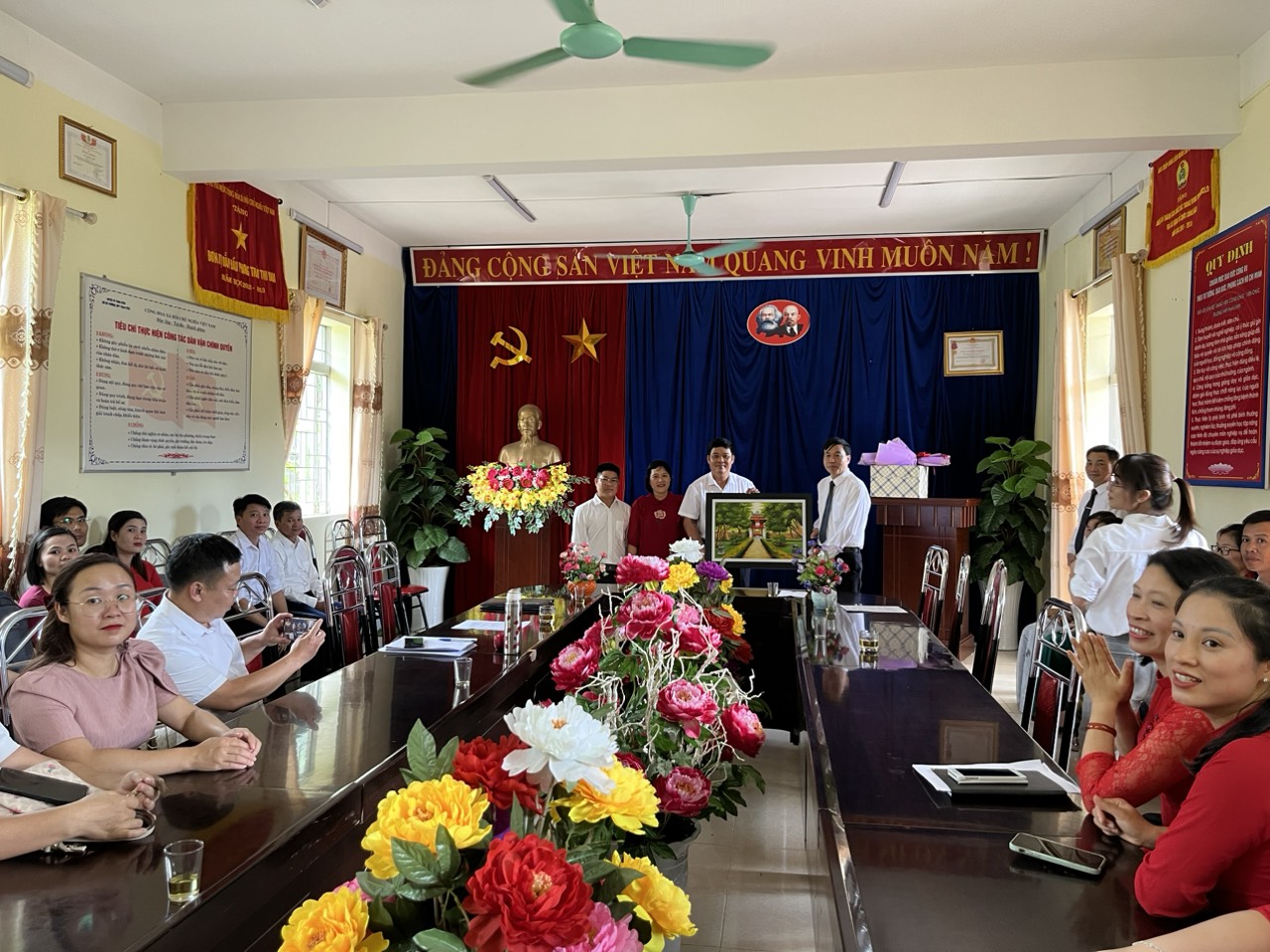 Đồng chí Ch?tịch UBND tỉnh Lê Văn Lương làm việc với Ban Giám hiệu và các thầy cô giáo Trường THPT Than Uyên