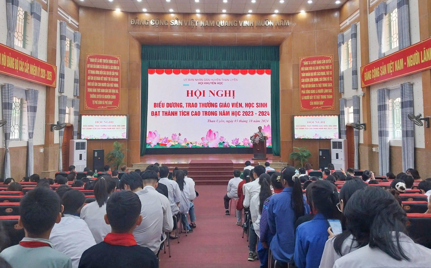 Quang cảnh hội nghị